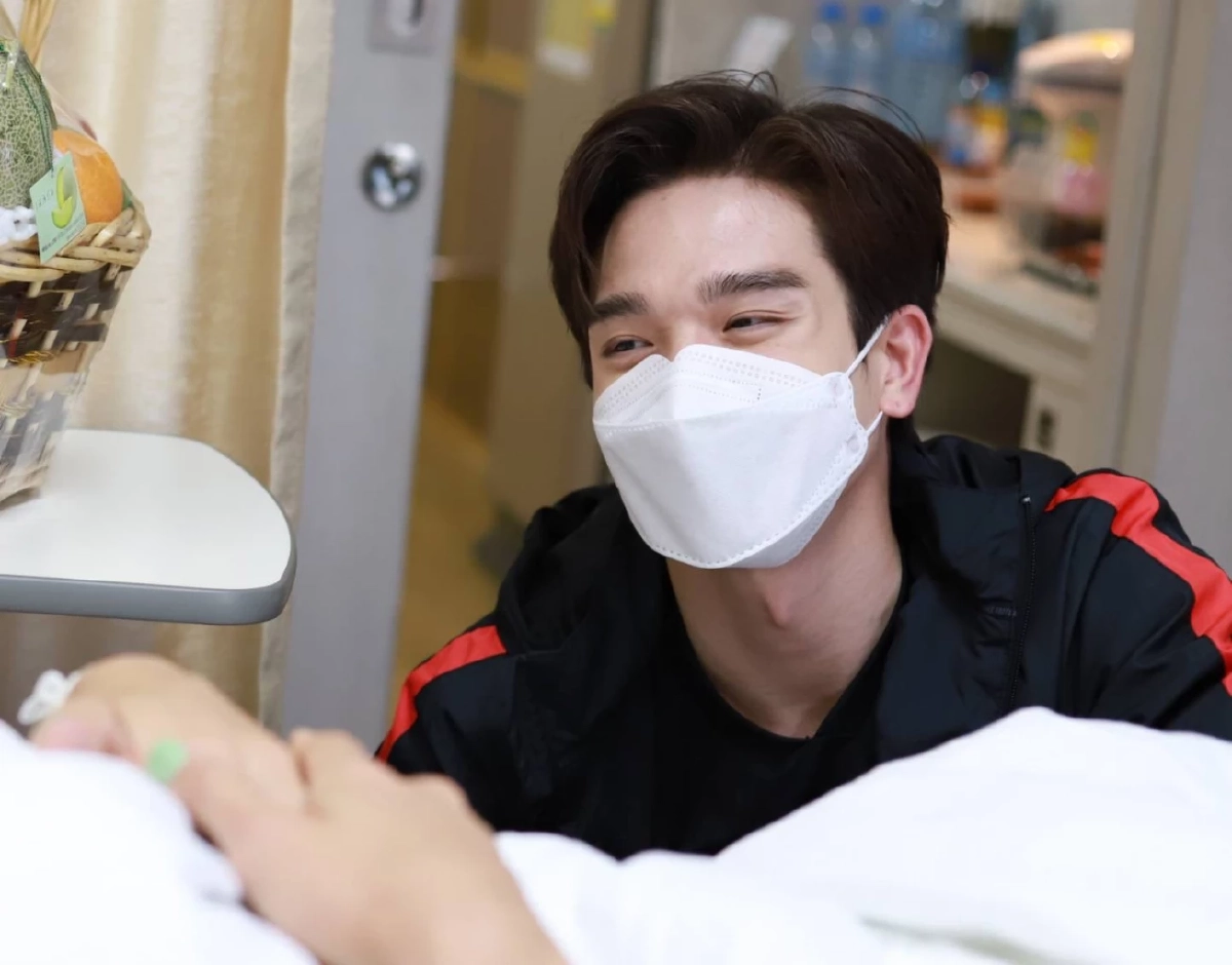 "ตงตง" บุกเซอร์ไพรส์ "แนน ทัดดาว" ให้กำลังใจถึงข้างเตียง