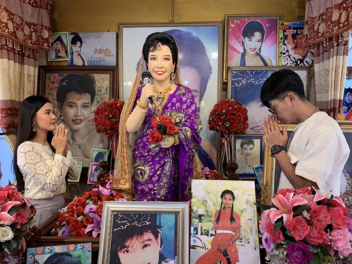 "เปาวลี-ตรี" เข้าสักการะ “พุ่มพวง ดวงจันทร์” รำลึกครบรอบ 30 ปี ที่จากไป