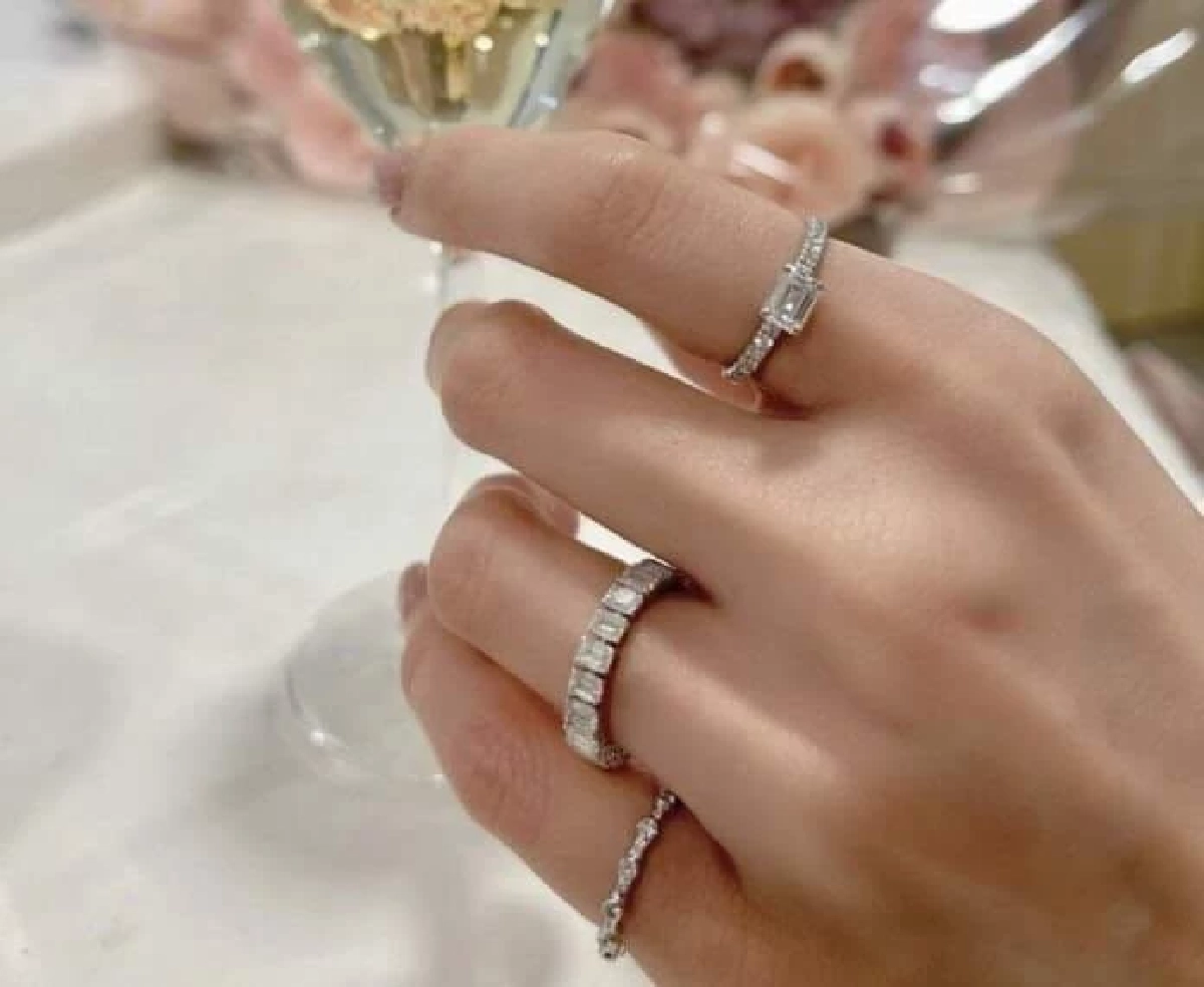 ฮือฮา "เคลลี่ ธนะพัฒน์" มอบแหวนเพชรให้แฟนสาว หรือจะมีข่าวดีอีกรอบ ?