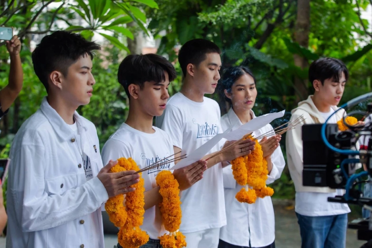 เบิกฤกษ์มงคล "แสงส่องรัก" จัดบวงสรวงอบอุ่น นักแสดง ทีมงานร่วมงานคับคั่ง