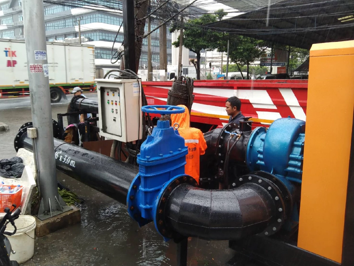  สมุทรปราการ ฝนยังตกต่อเนื่อง "น้ำท่วม" ขัง รถติดหนึบ