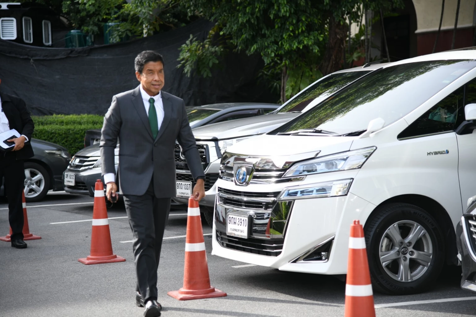 ภาพ ชัชชาติ หลังประชุมร่วม รฟท.