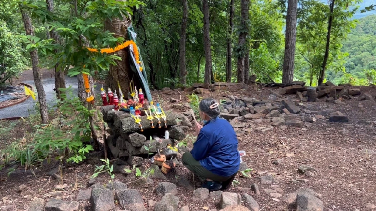 ชาวบ้านขอโชค "พ่อปู่-ธิดาพญานาค สุชาดา" 