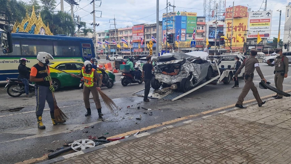 ระทึก! "รถเมล์" เบรคแตก ชนยับ 9 คันรวด บาดเจ็บหลายราย