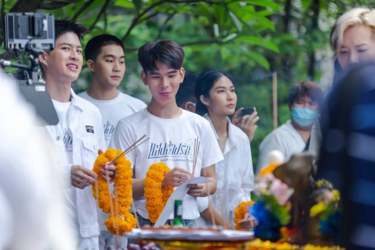 เบิกฤกษ์มงคล "แสงส่องรัก" จัดบวงสรวงอบอุ่น นักแสดง ทีมงานร่วมงานคับคั่ง