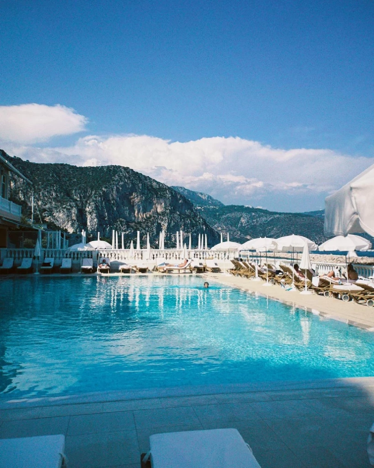 "ปู ไปรยา" นุ่งบิกินี่โชว์หุ่นที่ฝรั่งเศส เห็นแค่ด้านหลังยังตราตรึง