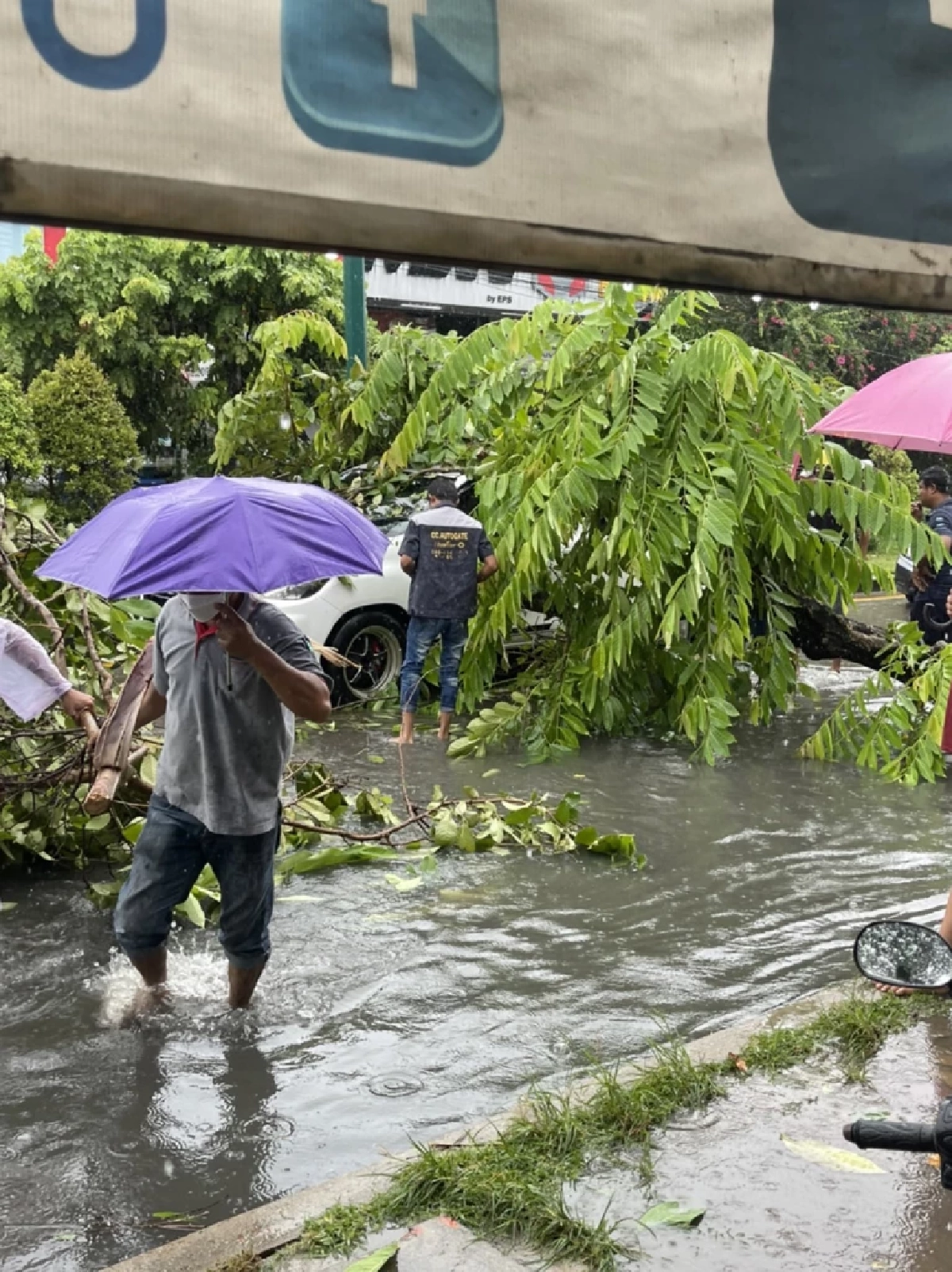  สมุทรปราการ ฝนยังตกต่อเนื่อง "น้ำท่วม" ขัง รถติดหนึบ