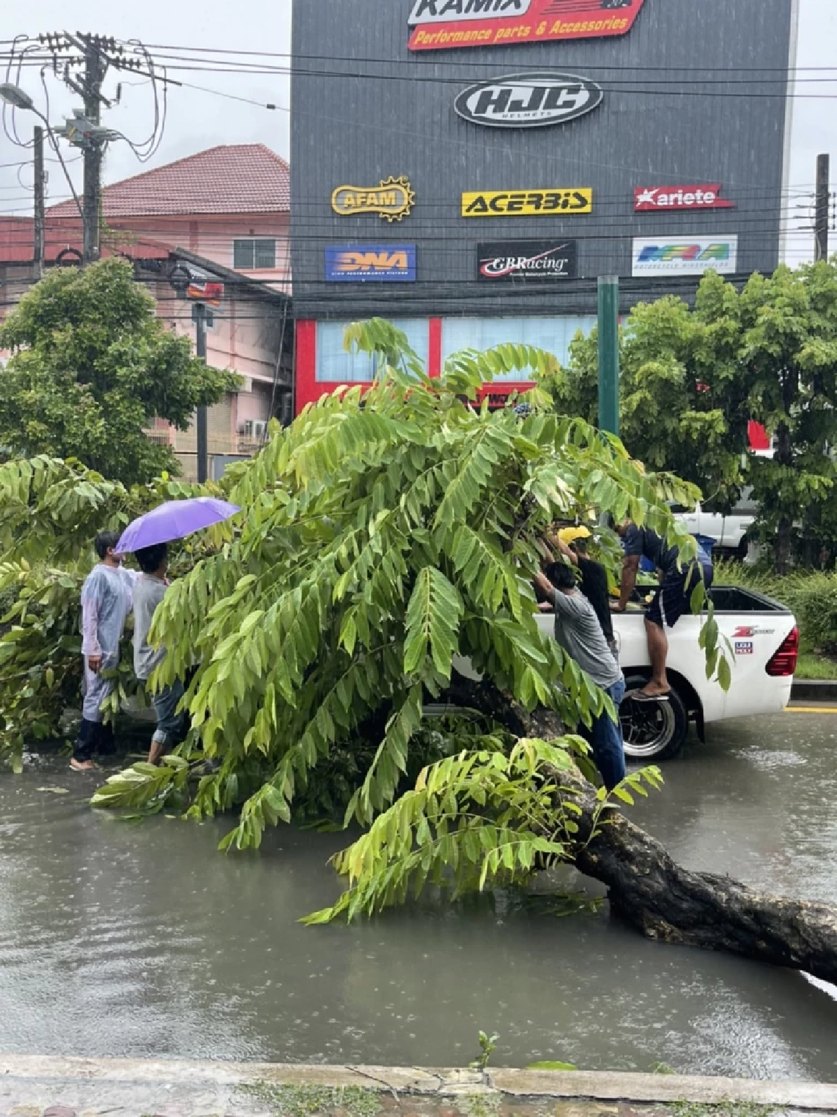  สมุทรปราการ ฝนยังตกต่อเนื่อง "น้ำท่วม" ขัง รถติดหนึบ