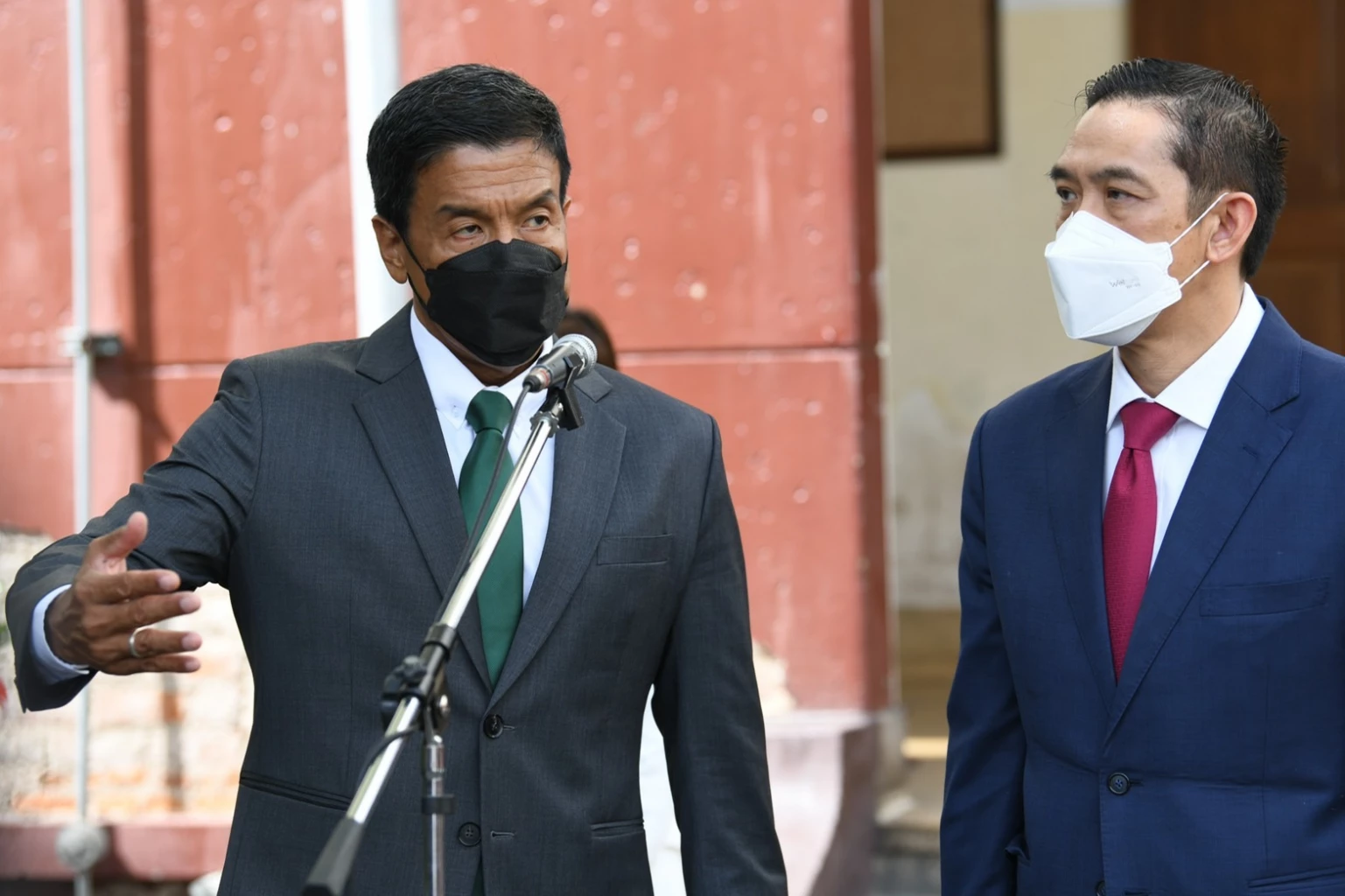 ภาพ ชัชชาติ หลังประชุม รฟท.