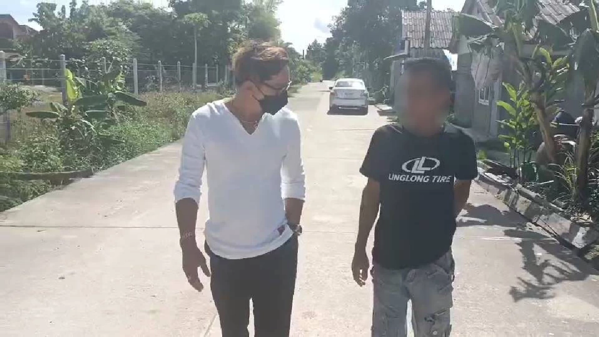 คลิปชายแต่งคล้าย "พระสงฆ์"  ใช้บาตรฟาดโยม