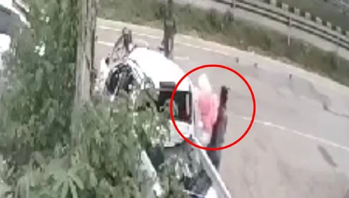 เจ้าของอู่รถงง คน "ขโมย" ตุ๊กตาใน ซากรถ คนตาย ตกดึกรีบมาโยนคืน 