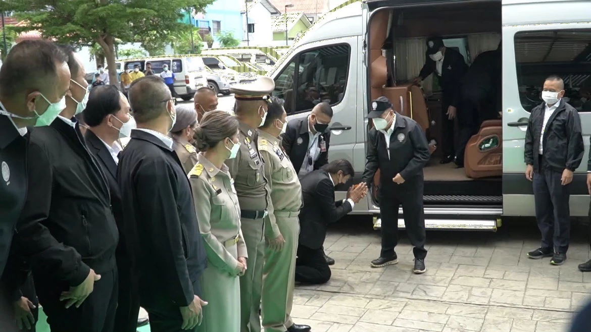 "กรุงศรีวิไล" ก้มกราบเท้า "บิ๊กป้อม" อยากให้เป็น รมว.มหาดไทย แทน "บิ๊กป๊อก"