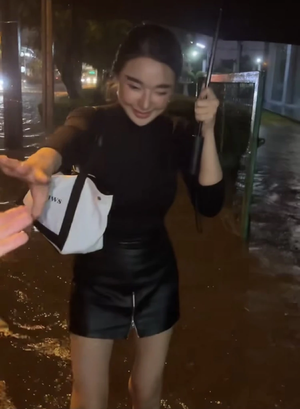 หญิงแย้ลุยน้ำท่วม