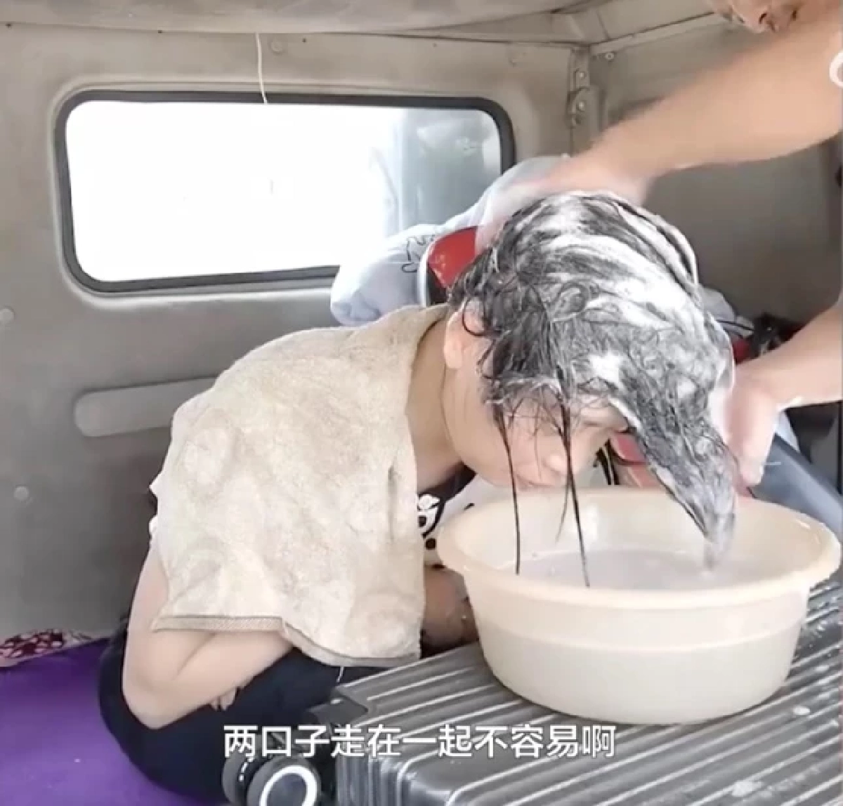 ซึ้งน้ำตาซึม สามีคนขับรถบรรทุกพา "ภรรยาอัมพาต" ไปทุกที่ เพื่อดูแลใกล้ชิด