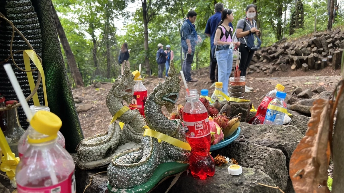 ชาวบ้านขอโชค "พ่อปู่-ธิดาพญานาค สุชาดา" 