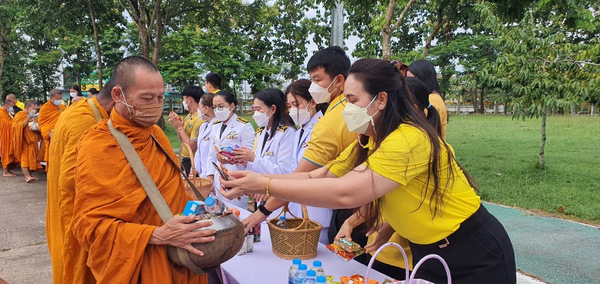 ชาวจ.สระแก้ว ร่วมทำบุญตักบาตร เนื่องในวันเฉลิมฯ