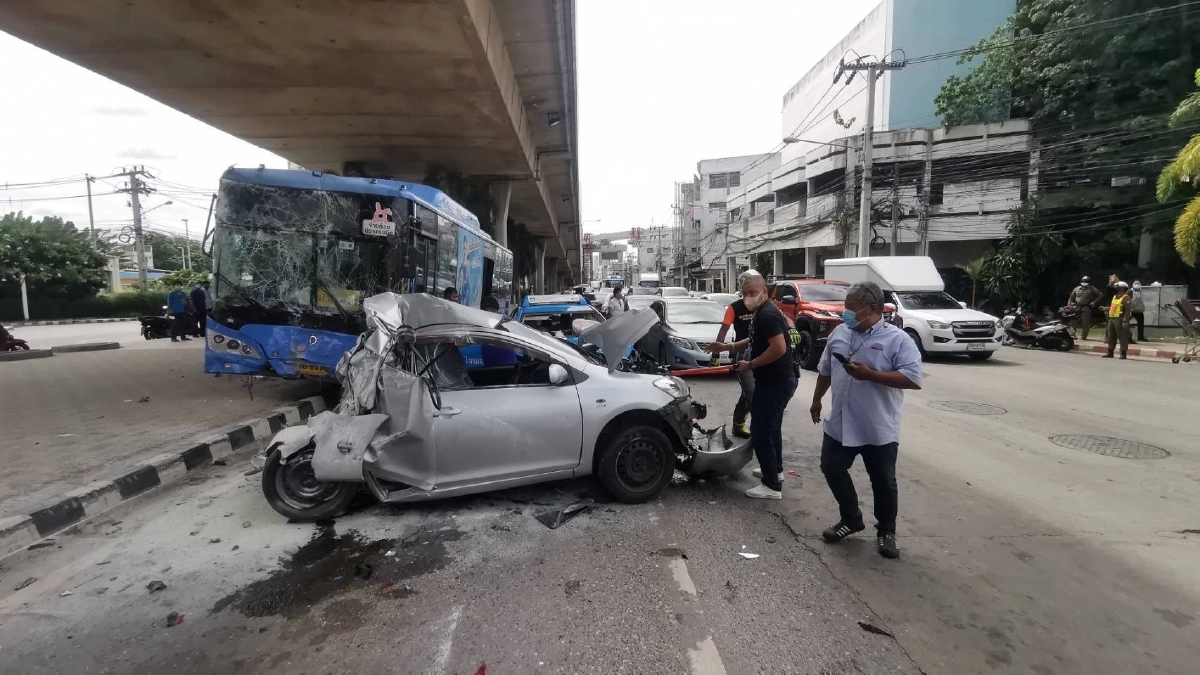 ระทึก! "รถเมล์" เบรคแตก ชนยับ 9 คันรวด บาดเจ็บหลายราย