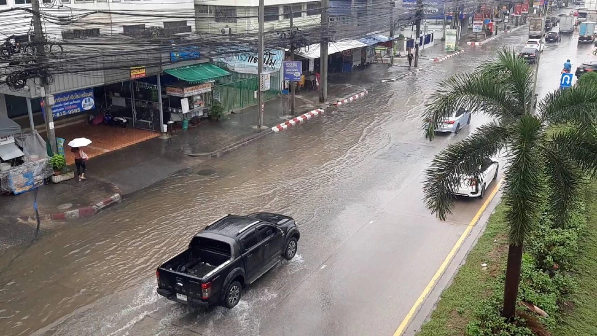  สมุทรปราการ ฝนยังตกต่อเนื่อง "น้ำท่วม" ขัง รถติดหนึบ