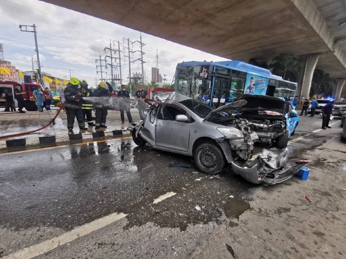 ระทึก! "รถเมล์" เบรคแตก ชนยับ 9 คันรวด บาดเจ็บหลายราย