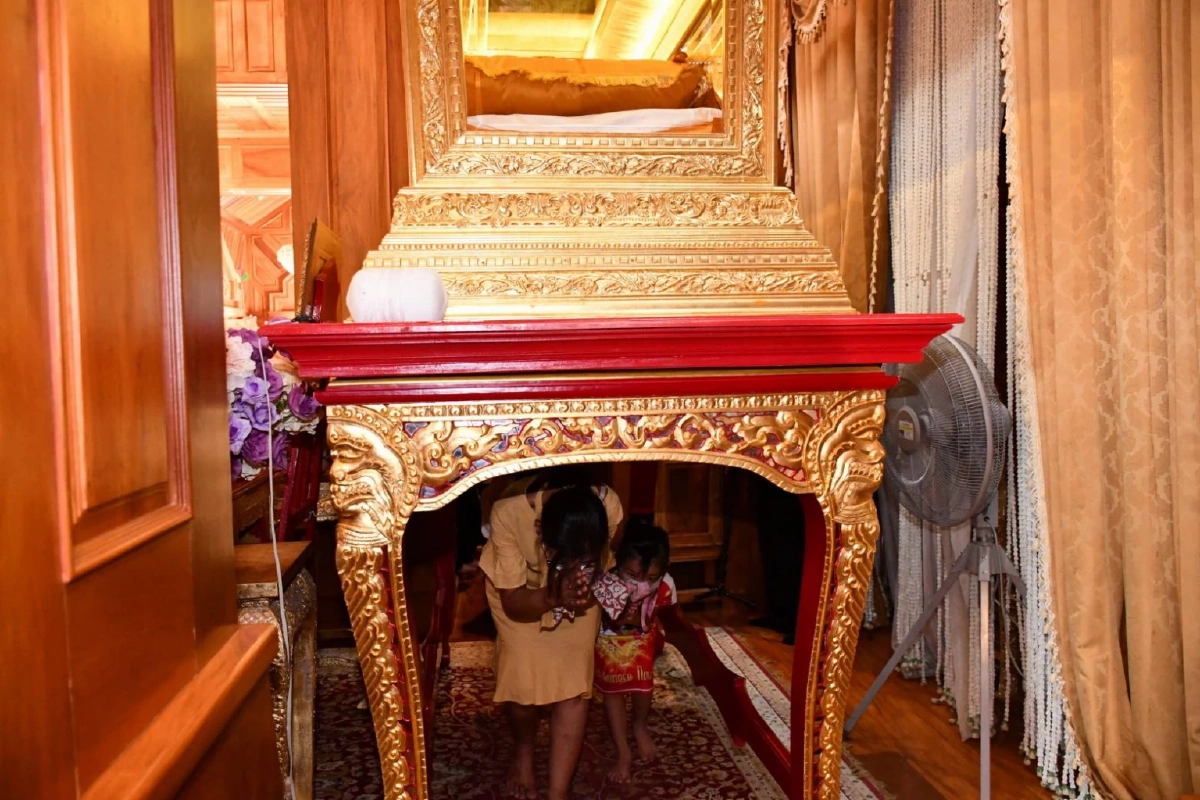 เดินลอดใต้โลงแก้ว "หลวงปู่สรวง" เพื่อความเป็นสิริมงคล