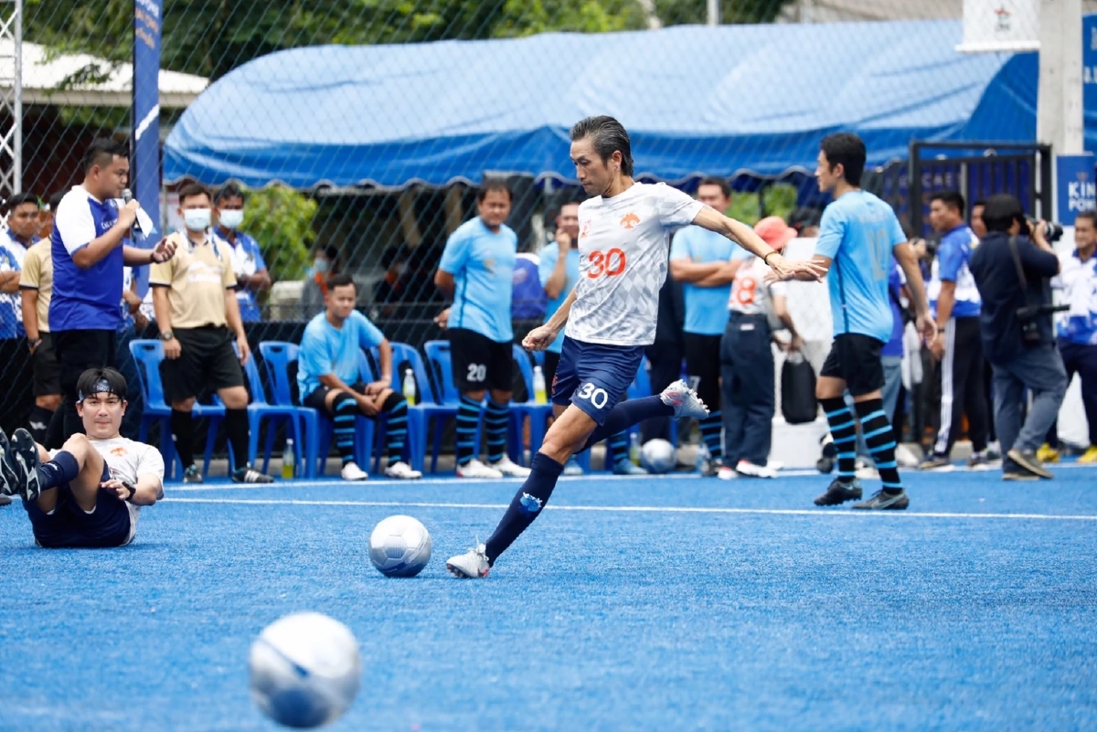 "ตูน บอดี้สแลม" ก้าวคนละก้าว ยกทัพดารา ดวลแข้งฟุตบอล พิเศษ