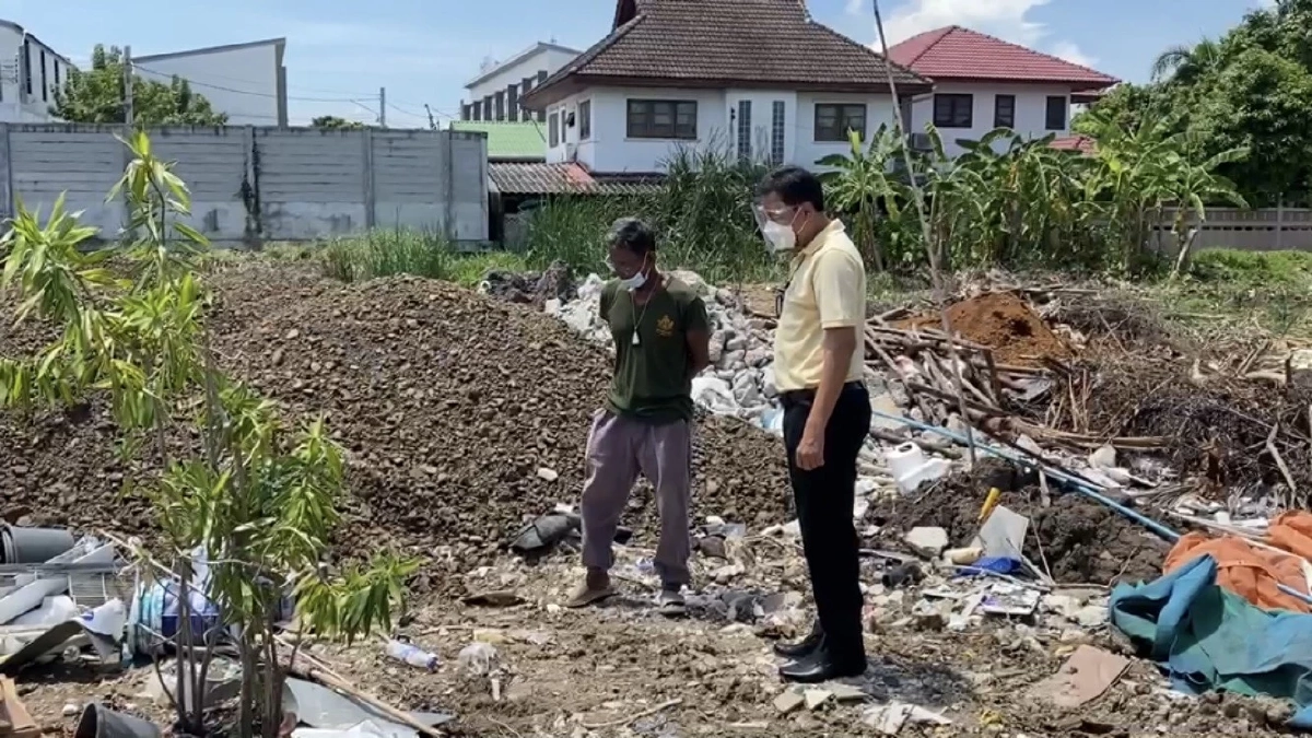 ชาวบ้านร้องเรียน "กองขยะ" ส่งกลิ่นเหม็นกลางเมือง อบต.สั่งแก้ไขด่วน 15 วัน