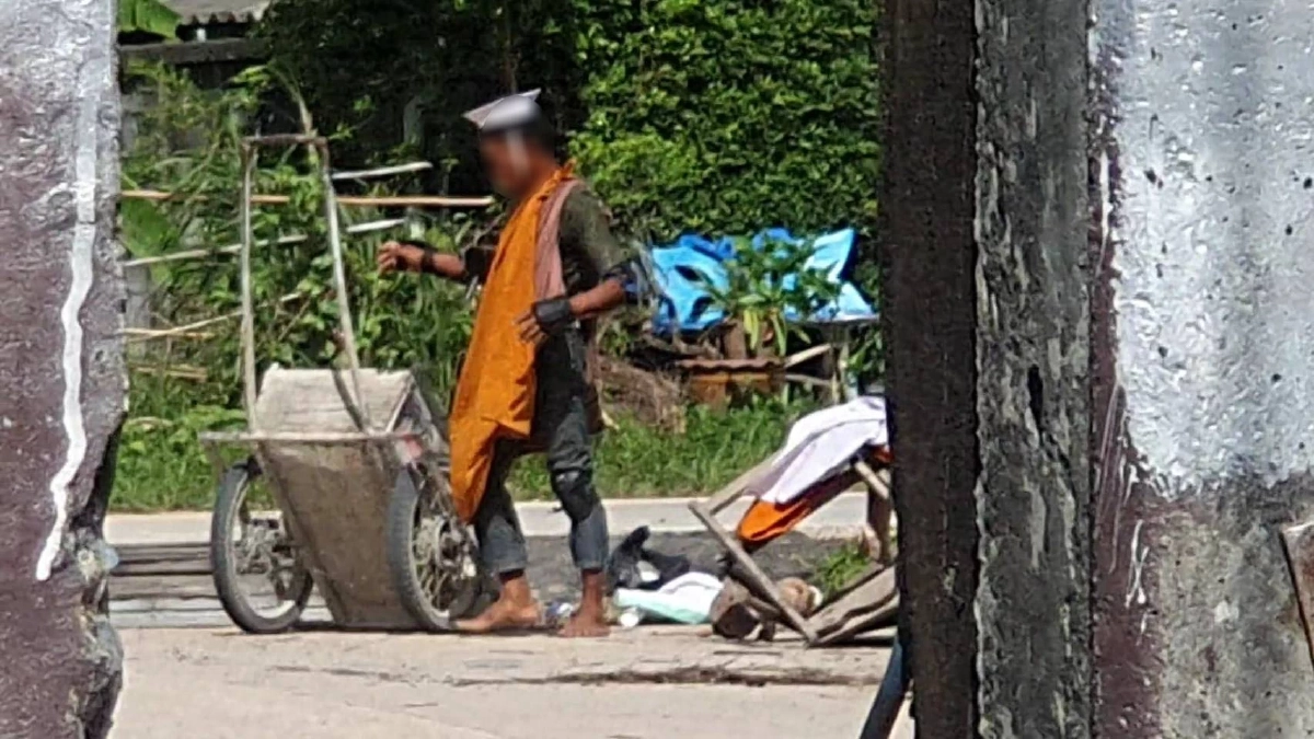 คลิปชายแต่งคล้าย "พระสงฆ์"  ใช้บาตรฟาดโยม