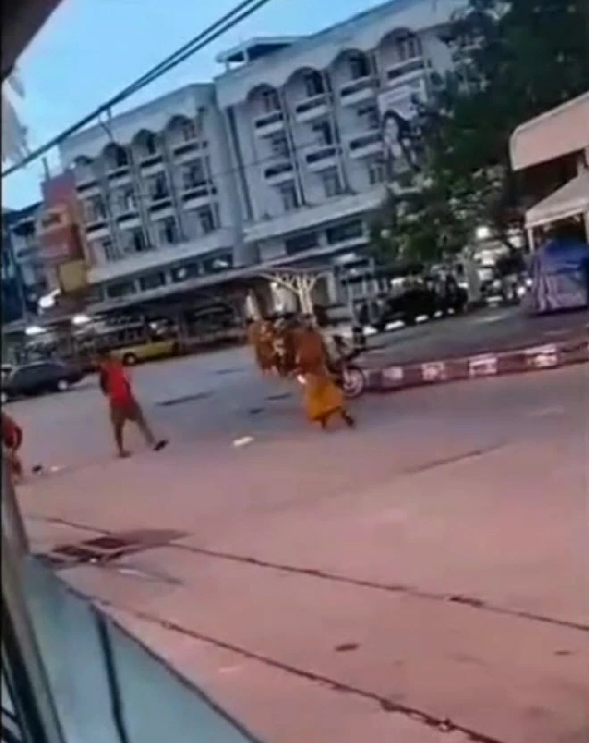 คลิปชายแต่งคล้าย "พระสงฆ์"  ใช้บาตรฟาดโยม