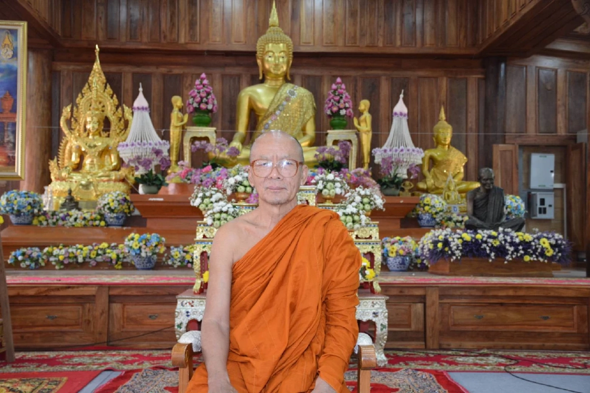 พระครูโกศลสิกขกิจ หรือหลวงพ่อพุฒ  วายาโม  ประธานมูลนิธิหลวงปู่สรวง