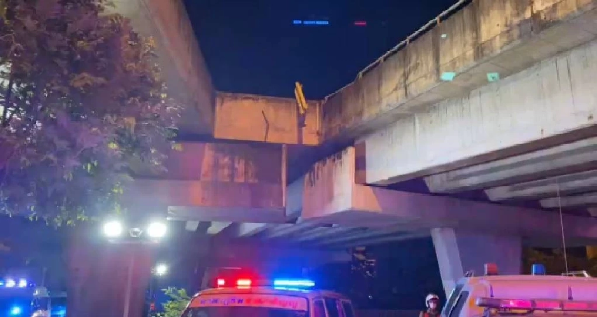 สาวซิ่งเก๋ง "มาสด้า 3" ตกทางด่วนรามอินทรา อาการสาหัส