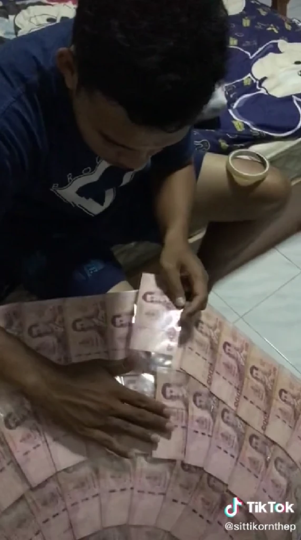 ทำร่มให้แฟนสาวอย่างตั้งใจ