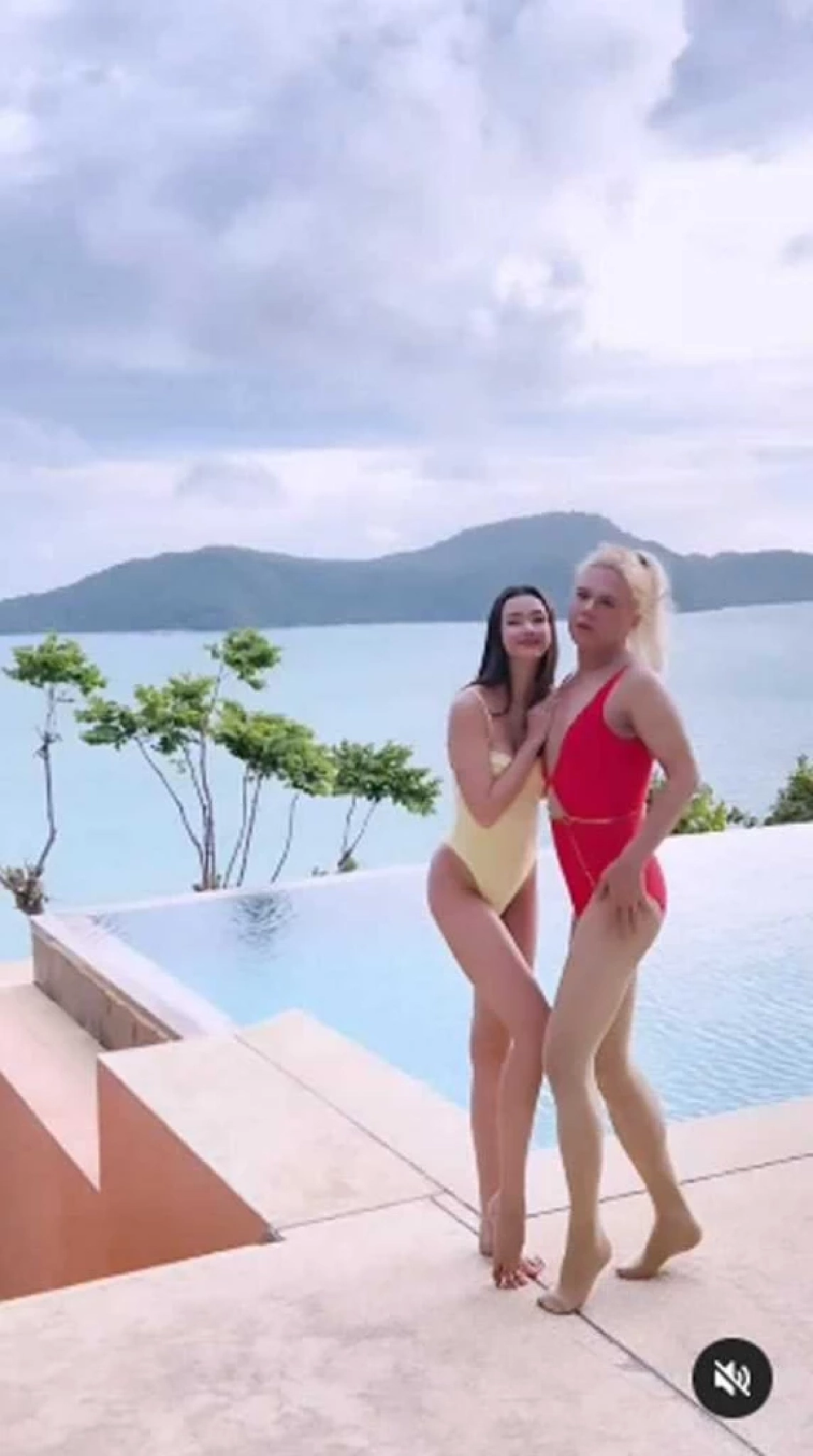 งัดวันพีซ "เอ ศุภชัย" ประชัน "อแมนด้า" อวดหุ่นเซ็กซี่แพ็กคู่