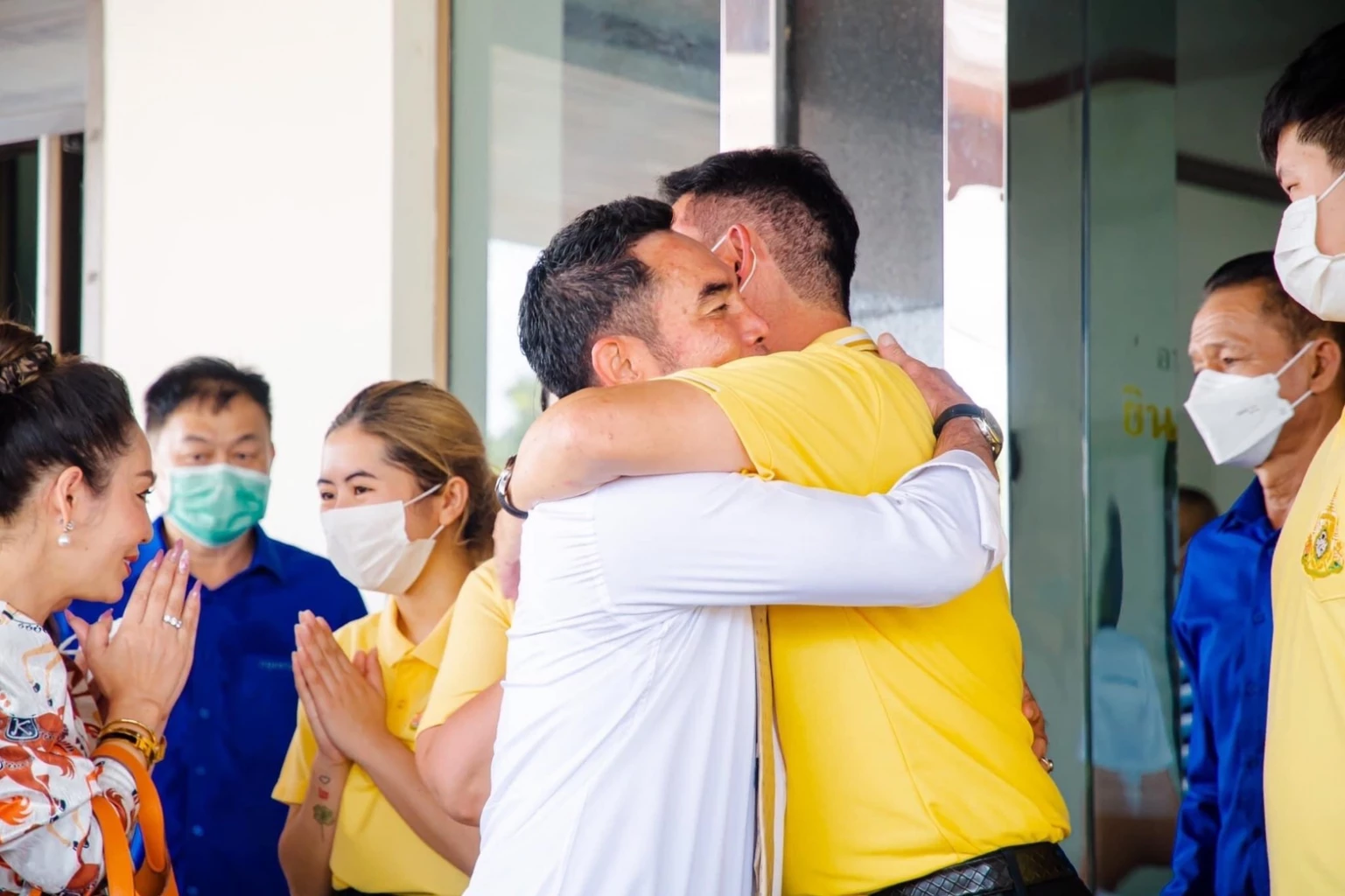  พาณุวัฒน์ สะสมทรัพย์ สวมกอดพี่ชาย จิรวัฒน์ ผู้ยึดกุมอนาคตซุ้มนครปฐม