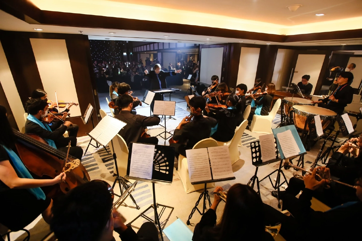 วงซิมโฟนีออเครสตร้า เยาวชนไทย Siam Sinfonietta อำนวยเพลงโดย อ.สมเถา สุจริตกุล 