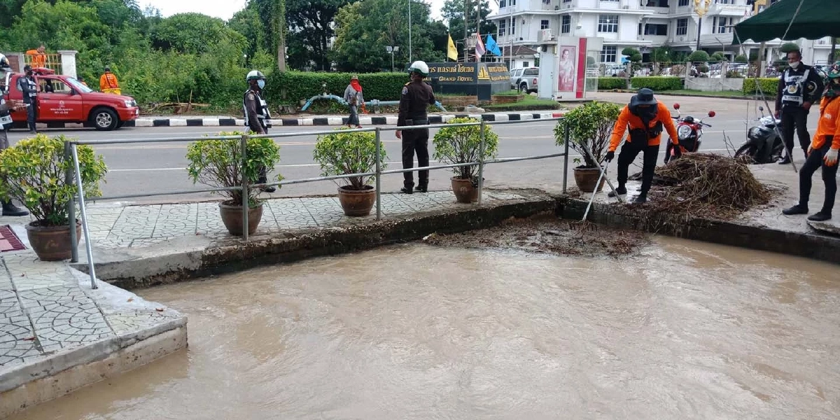 "ฝนถล่ม" เมืองมุกดาหาร ข้ามคืน ทหาร เร่งช่วยชาวบ้านยกของหนี "น้ำท่วม" 
