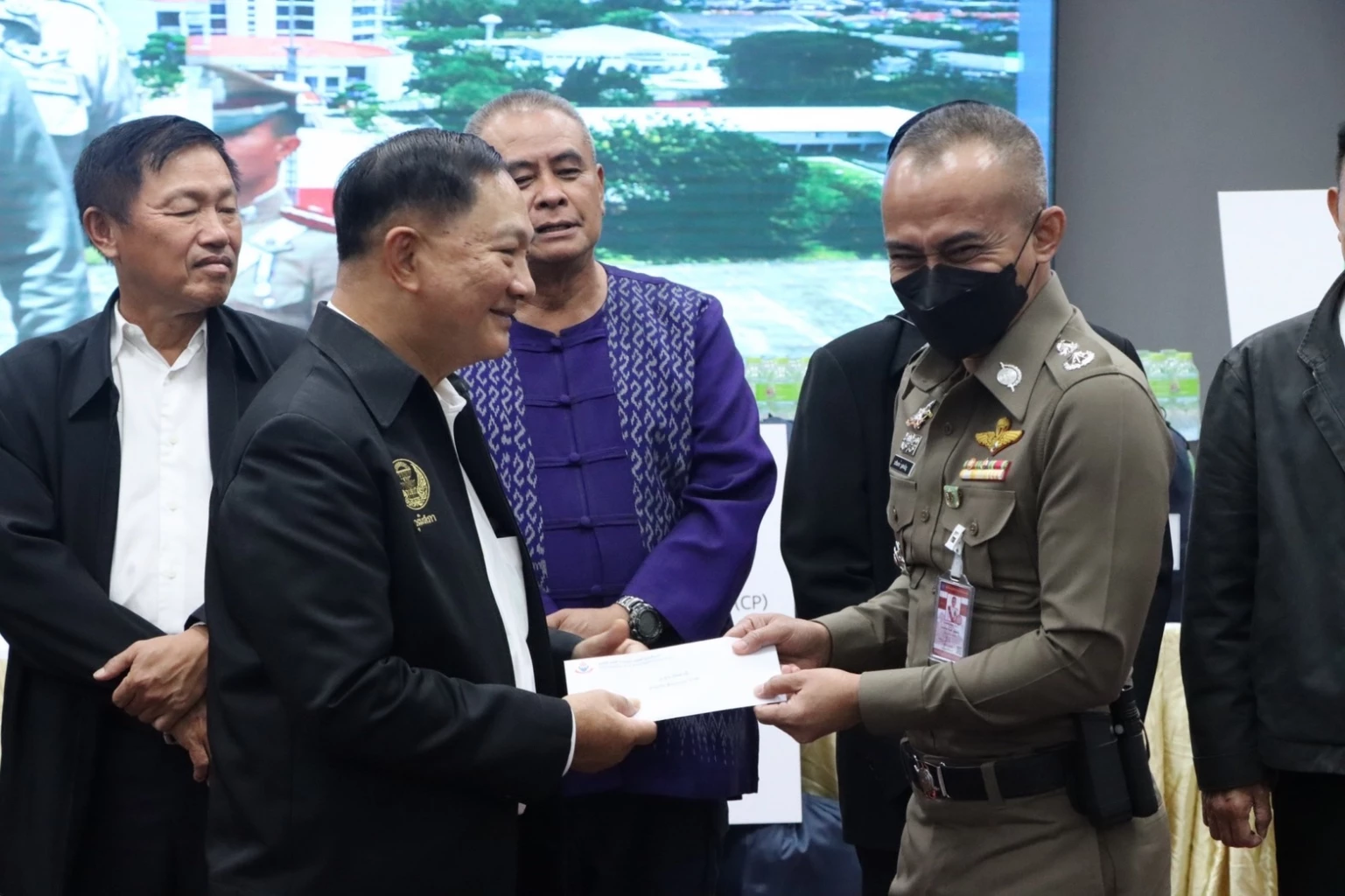 ‘พล.ต.อ.อดุลย์’ ลั่น "เราไม่ทิ้งกัน" ลุยสร้างขวัญกำลังใจ ตำรวจชายแดนใต้