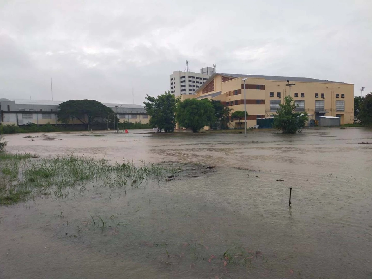 "ฝนถล่ม" เมืองมุกดาหาร ข้ามคืน ทหาร เร่งช่วยชาวบ้านยกของหนี "น้ำท่วม" 