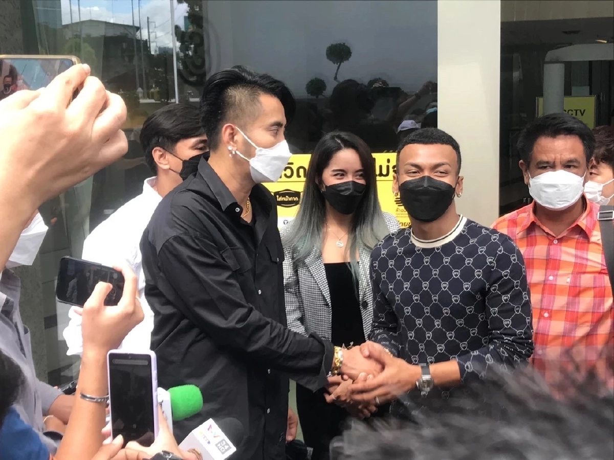 เกิดอะไรขึ้น ? คนดู คอนเสิร์ต "บอล เชิญยิ้ม" - "โชค ไทรถแห่" หน้านิ่ง ตัวไม่ขยับ