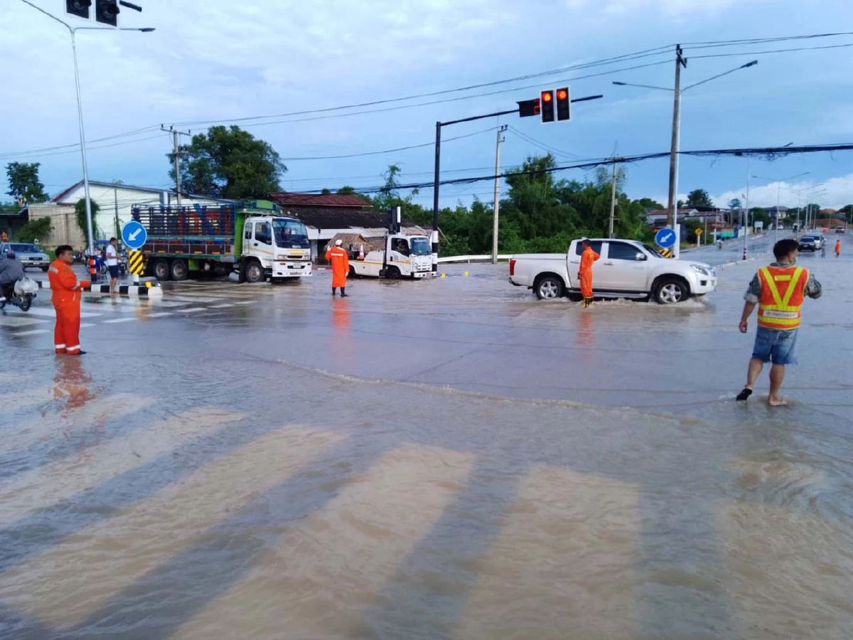 "ฝนถล่ม" เมืองมุกดาหาร ข้ามคืน ทหาร เร่งช่วยชาวบ้านยกของหนี "น้ำท่วม" 