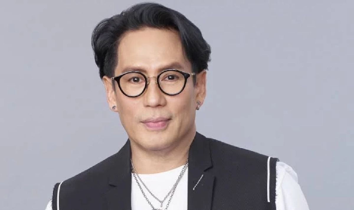 วันแม่ที่ไม่มีแม่ "เบิร์ด ธงไชย" นำพวงมาลัยกราบรูปคุณแม่