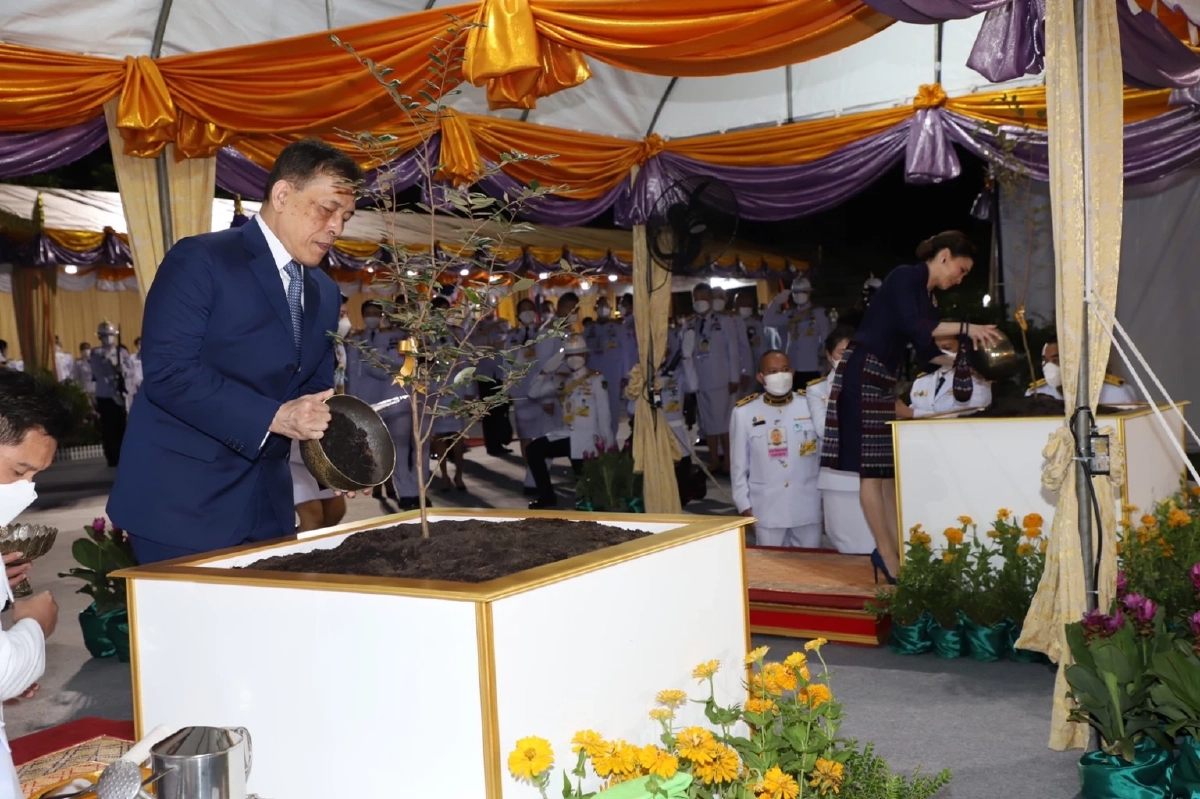 ในหลวง - พระราชินี ทรงเปิดสวนป่า ระยะที่ 2-3 ณ สวนสาธารณะ "เบญจกิติ" เขตคลองเตย