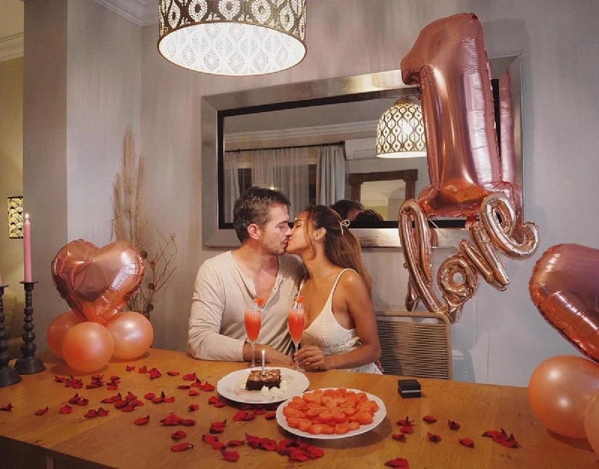 จูบปากโชว์ "เมญ่า นนธวรรณ" กับแฟนใหม่ฝรั่ง ฉลองครบรอบดูใจ 1 ปี