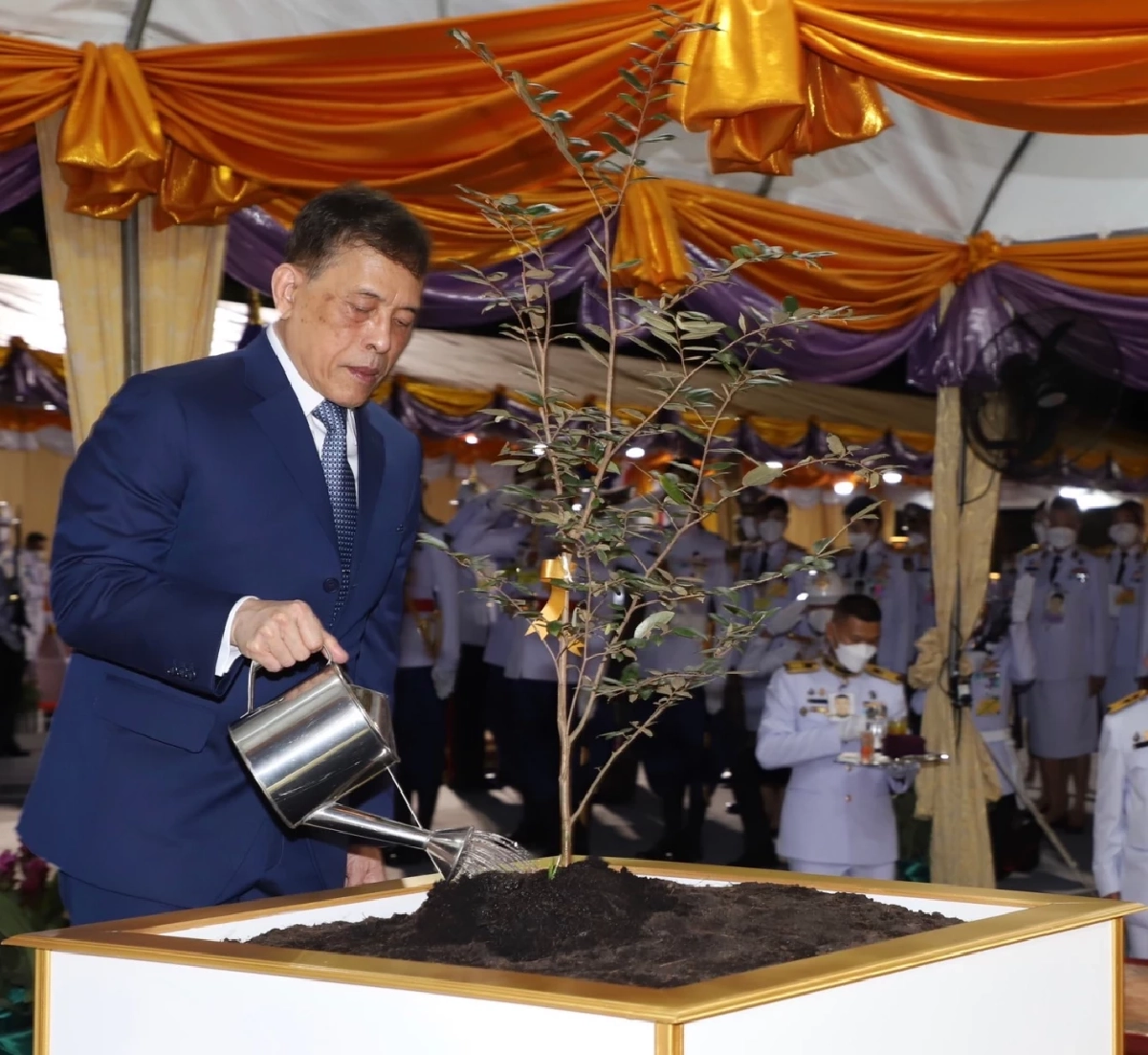 ในหลวง - พระราชินี ทรงเปิดสวนป่า ระยะที่ 2-3 ณ สวนสาธารณะ "เบญจกิติ" เขตคลองเตย