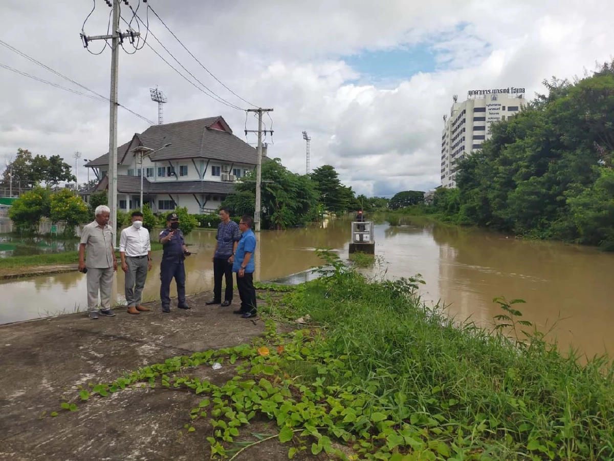 "ฝนถล่ม" เมืองมุกดาหาร ข้ามคืน ทหาร เร่งช่วยชาวบ้านยกของหนี "น้ำท่วม" 