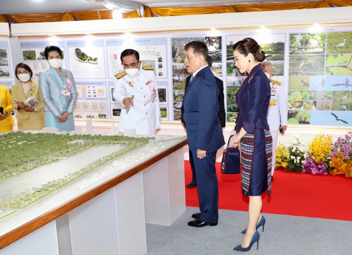 ในหลวง - พระราชินี ทรงเปิดสวนป่า ระยะที่ 2-3 ณ สวนสาธารณะ "เบญจกิติ" เขตคลองเตย