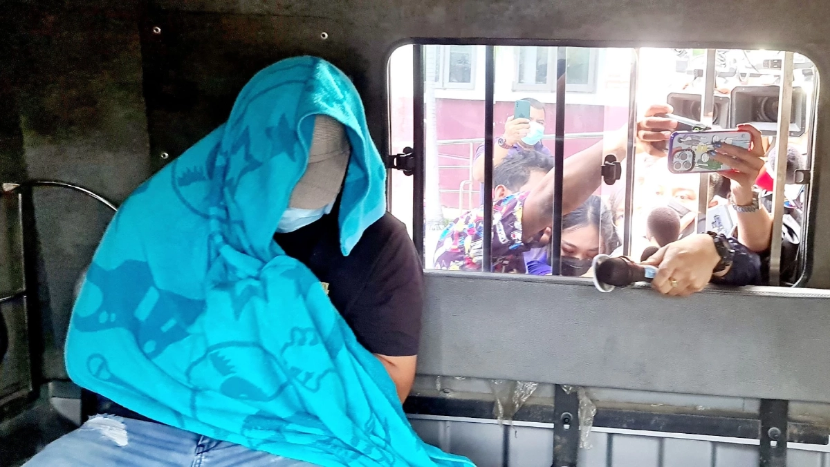 ตร.คุมเสี่ยบี MountainB ฝากขังศาลจังหวัดพัทยา 