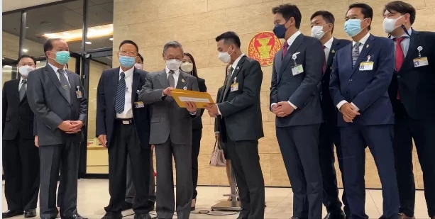 "ฝ่ายค้าน" ยื่น "ประธานสภา"  ส่ง "ศาลรัฐธรรมนูญ" ตีความ "นายก8ปี" แล้ว