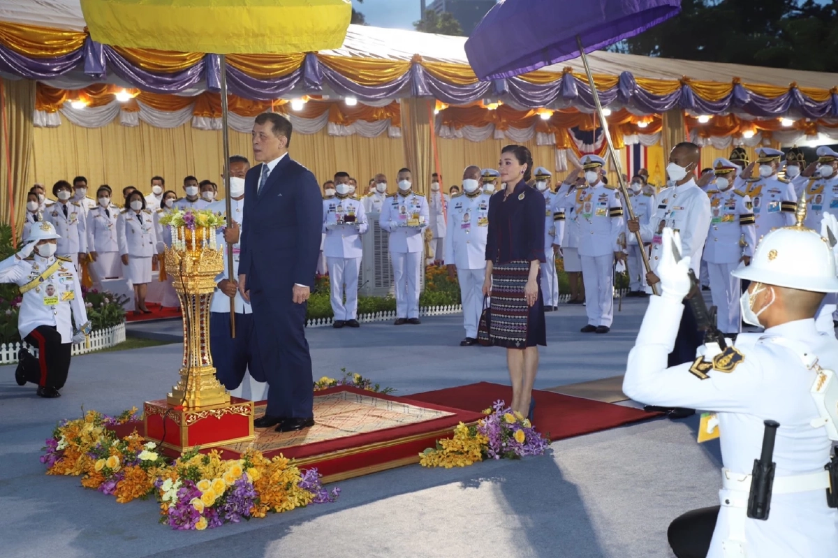 ในหลวง - พระราชินี ทรงเปิดสวนป่า ระยะที่ 2-3 ณ สวนสาธารณะ "เบญจกิติ" เขตคลองเตย