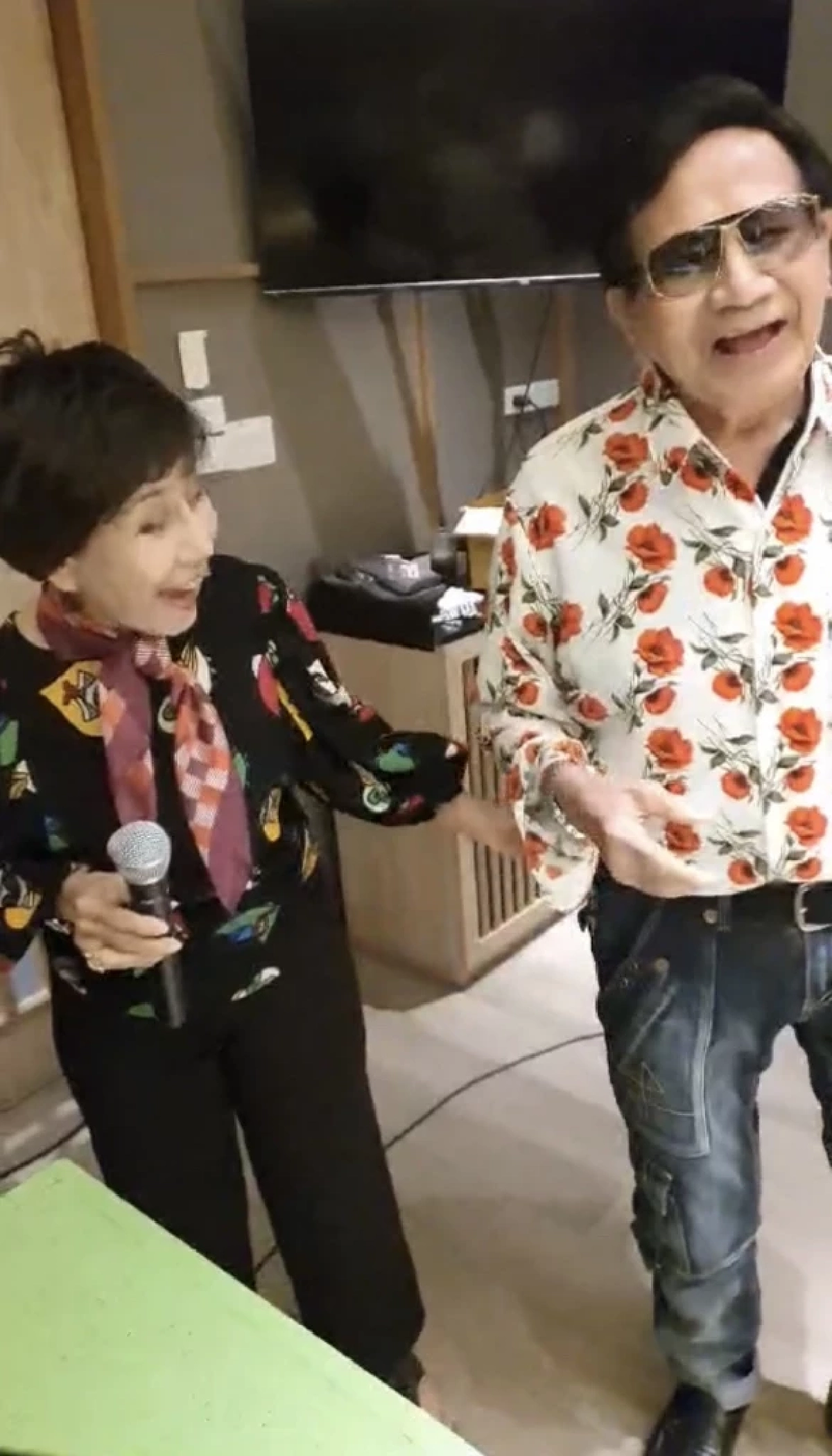 บีบหัวใจ ภรรยา "สมบัติ" ยังทำใจไม่ได้ นั่งเหม่อไม่พูดจา สุดเศร้าเพิ่งกอดคอร้องเพลง