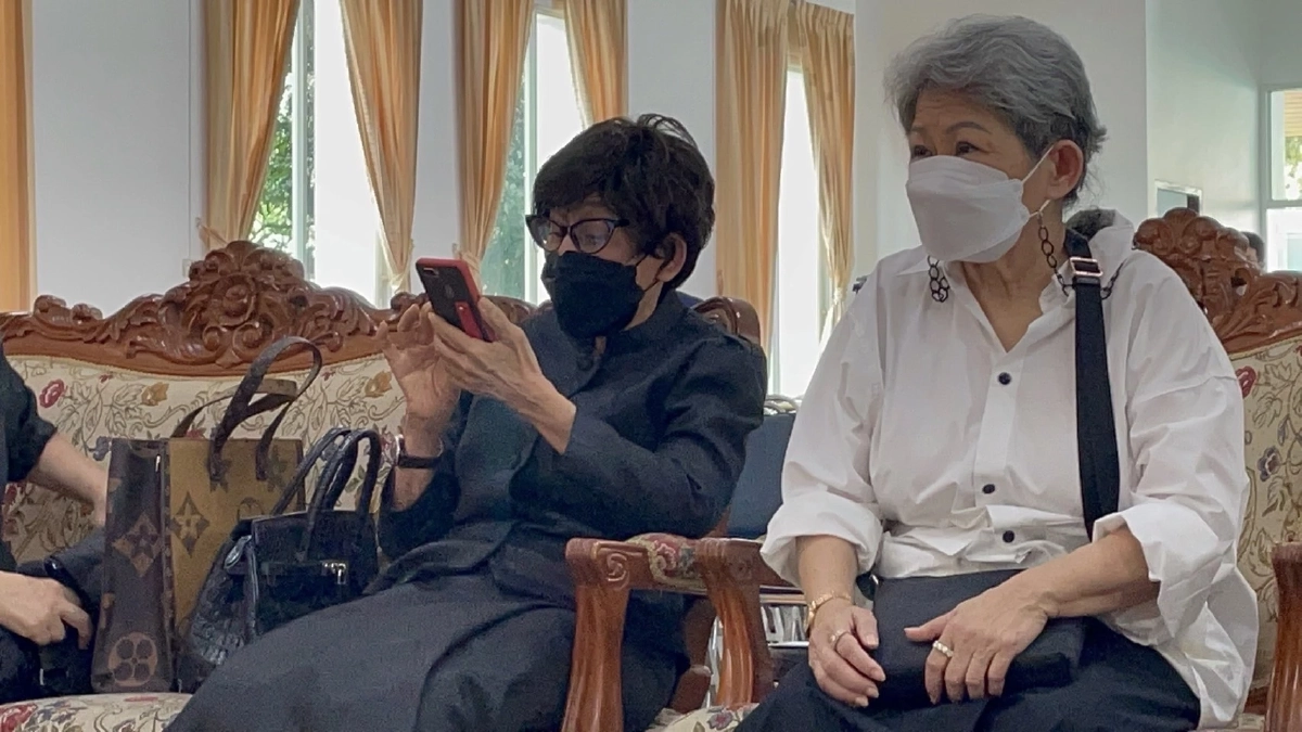 บีบหัวใจ ภรรยา "สมบัติ" นั่งเหม่อไม่พูดจา สุดเศร้าเพิ่งกอดคอกันร้องเพลง